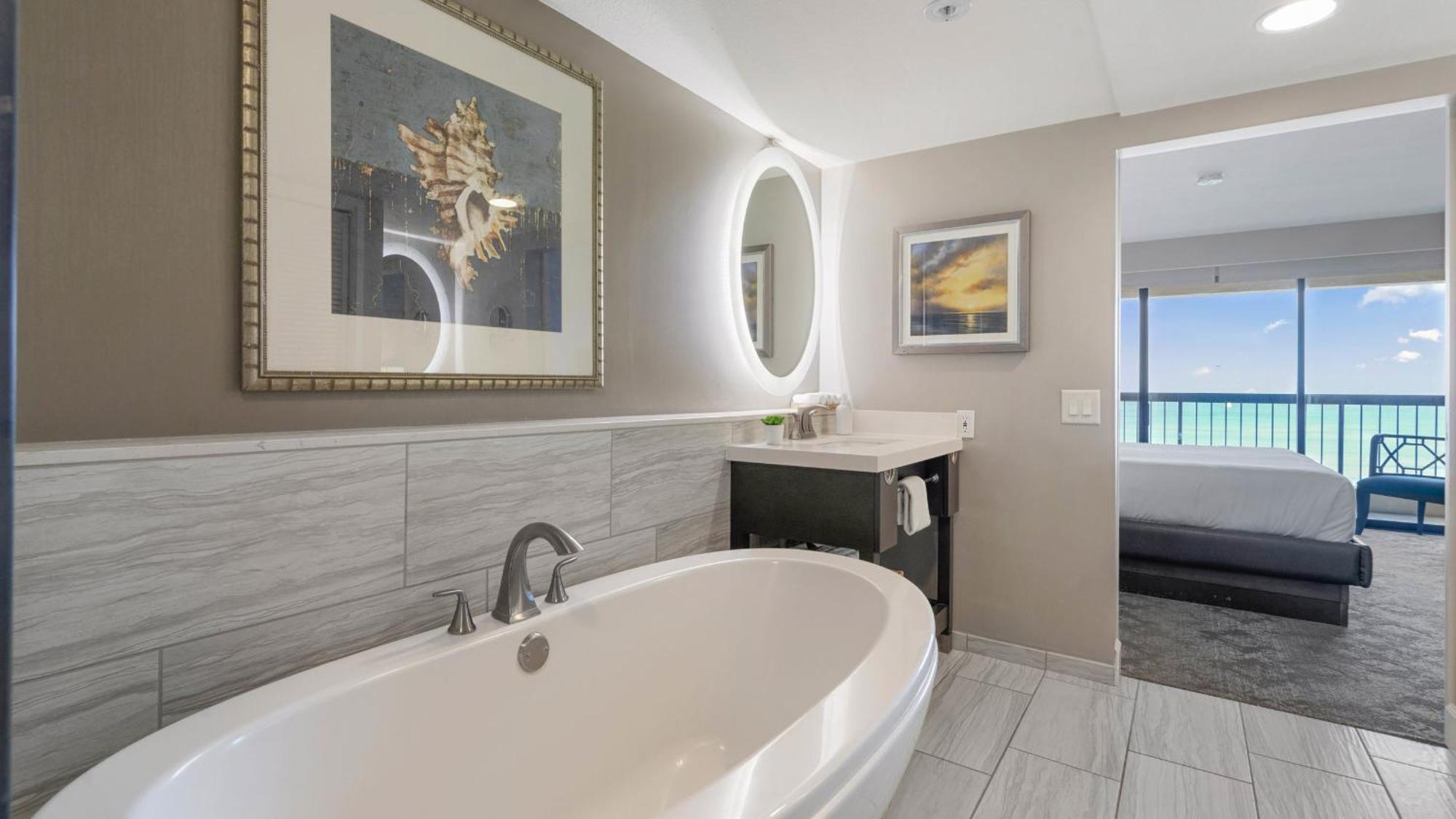Luxury Oceanfront 2 Bedroom Apartment At Waikiki Beach Tower โฮโนลูลู ภายนอก รูปภาพ